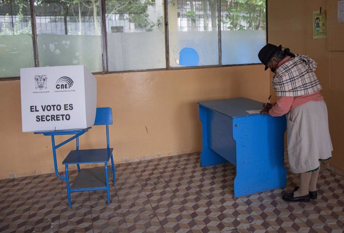 Archivo - (210412) -- SAQUISILI, April 12, 2021 (Xinhua) -- A woman fills in a ballot at a polling station in Saquisili, Ecuador, April 11, 2021. The National Electoral Council (CNE) of Ecuador reported on Sunday that the second round of presidential el