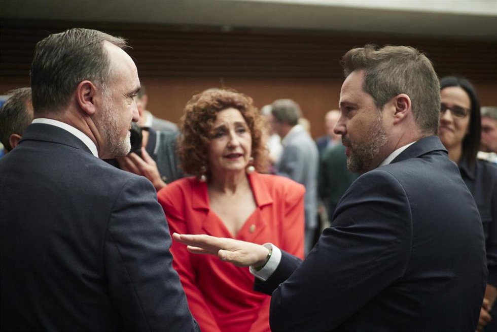 Javier Esparza con Yolanda Alvarez y el Alcalde de Tudela, Alejandro Toquero, (UPN) durante la sesión constitutiva del Parlamento de Navarra, a 16 de junio de 2023, en Pamplona, Navarra (España). El Parlamento de Navarra da inicio hoy a su undécima legi