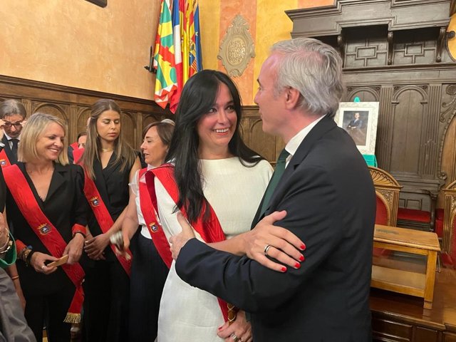 La 'popular' Lorena Orduna, nueva alcaldesa de Huesca, junto al presidente del PP-Aragón, Jorge Azcón.