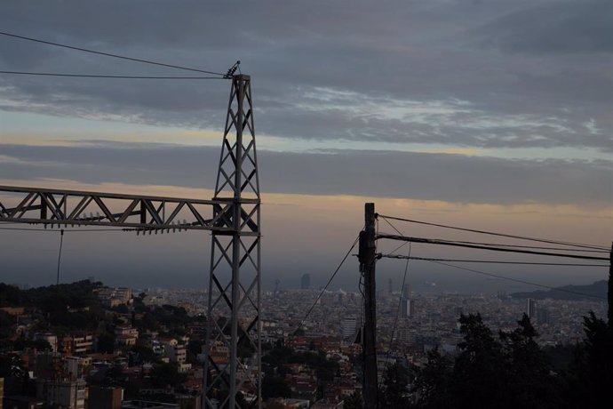 Archivo - Tendido eléctrico en Barcelona (España). 