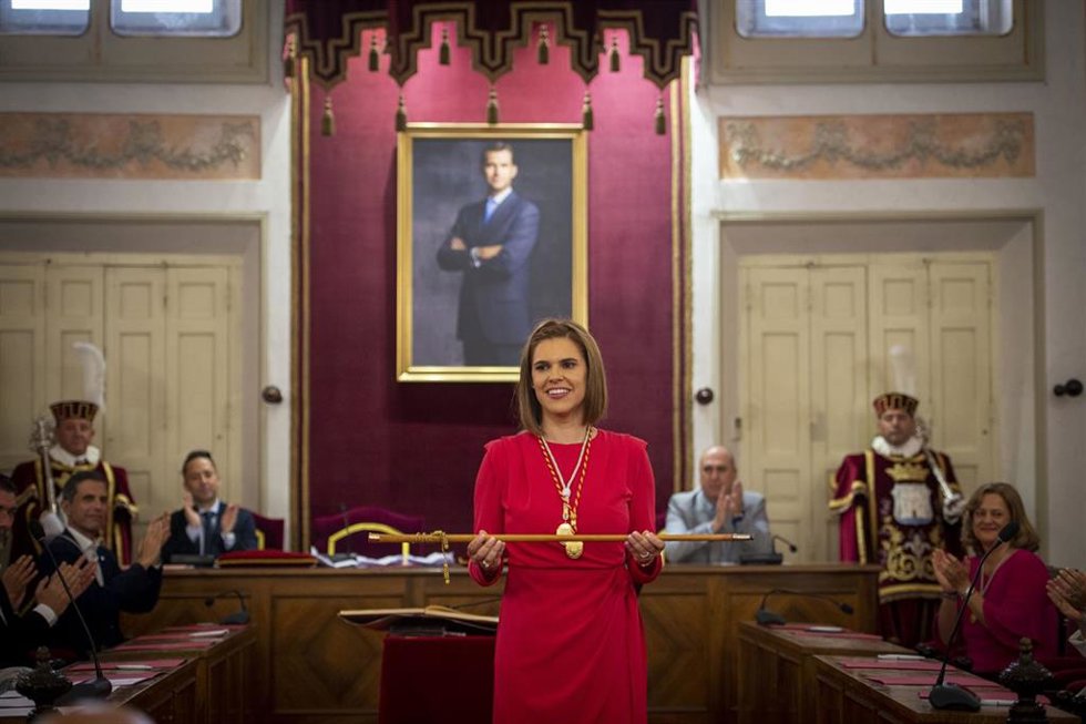 La alcaldesa entrante del Ayuntamiento de Alcalá de Henares, Judith Piquet (PP), muestra el bastón de mando en la sesión de constitución del ayuntamiento, a 17 de junio de 2023, en Alcalá de Henares, Madrid (España).