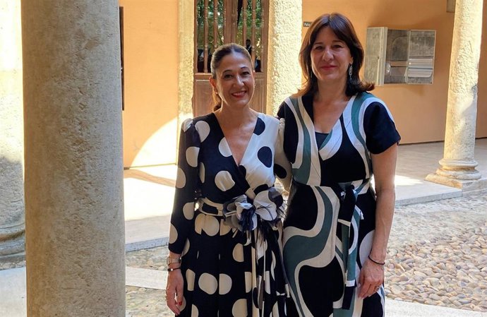La consejera de Igualdad y portavoz del Gobierno de Castilla-La Mancha, Blanca Fernández, y la alcaldesa de Almansa, Pilar Callado