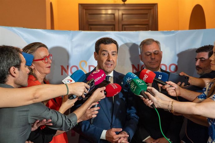 El presidente de la Junta de Andalucía, Juanma Moreno atiende a los medios antes del comienzo del acto, a 17 de junio de 2023 en Sevilla, (Andalucía, España). Sesión plenaria extraordinaria para la constitución de la nueva Corporación Municipal del Ayun