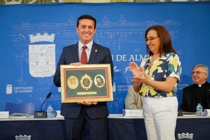 El presidente de Diputación de Almería, Javier A. García, recibe el Escudo de Oro de la Hermandad del Santo Sepulcro de la capital