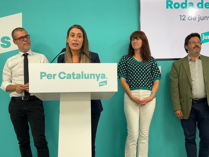 La portavoz de Junts en el Congreso y cabeza de lista a las elecciones generales, Míriam Nogueras, con miembros de su candidatura