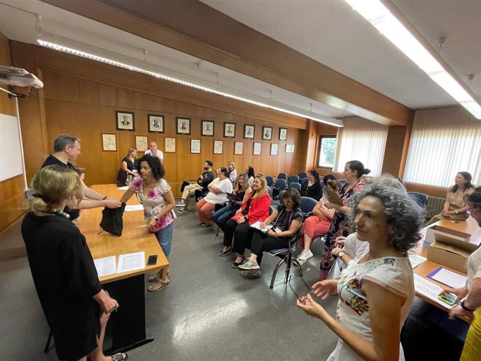 La consejera de Educación, Lydia Espina, asiste al sorteo de temas de Inglés.