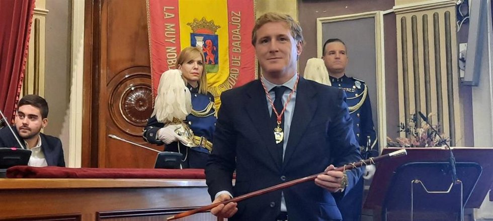 El alcalde de Badajoz, Ignacio Gragera, toma posesión de su cargo con mayoría absoluta