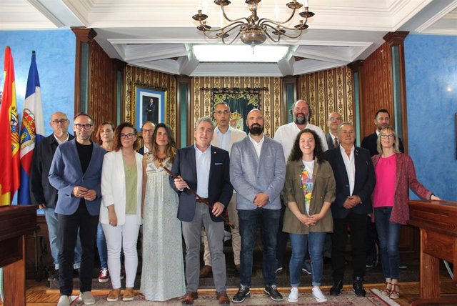 El nuevo alcalde de Reinosa, José Luis López Vielva, con miembros de la Corporación