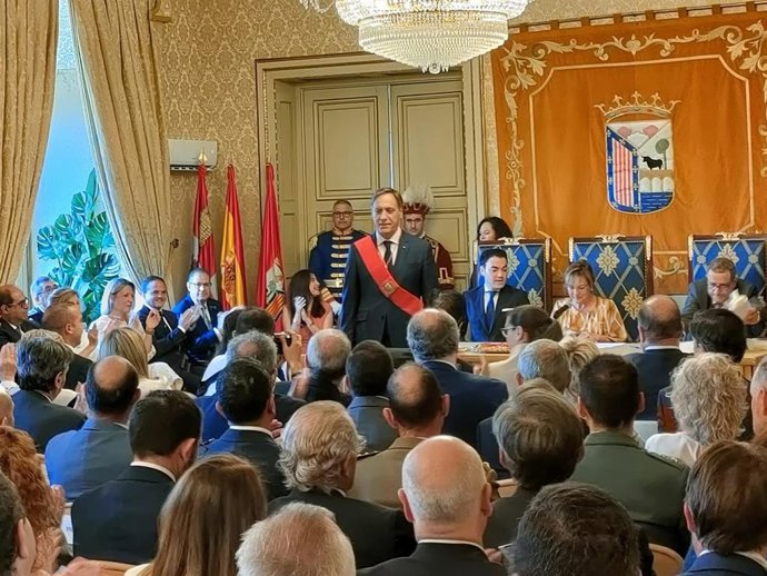 El alcalde de Salamanca, Carlos García Carbayo, tras ser investido de nuevo como regidor de la ciudad