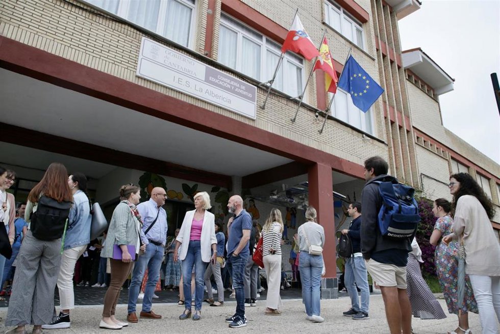 La consejera de Educación, Marina Lombó, acude al IES La Albericia, uno de los centros donde hoy se celebraban los primeros ejercicios de las oposiciones de estabilización de Secundaria