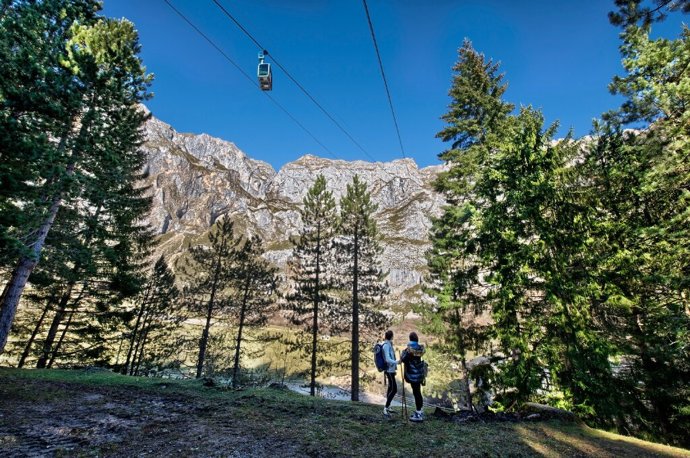 Archivo - Teleférico Fuente Dé