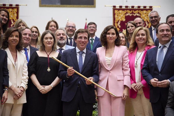 El alcalde de Madrid, José Luis Martínez-Almeida (PP) e Isabel Díaz Ayuso posan con el grupo PP en la sesión de constitución del Ayuntamiento de Madrid, a 17 de junio de 2023