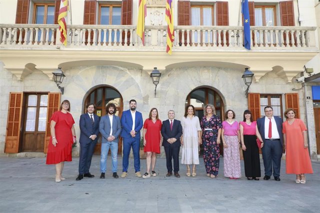 Virgilio Moreno revalida la alcaldía de Inca por tercer mandato consecutivo. La presidenta del Govern en funciones, Francina Armengo, le ha acompañado en esta jornada.