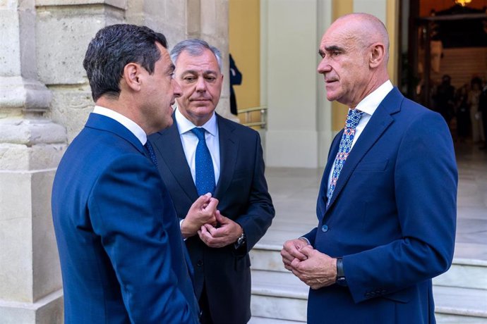 Sanz y Muñoz reciben a Moreno en el Ayuntamiento de Sevilla