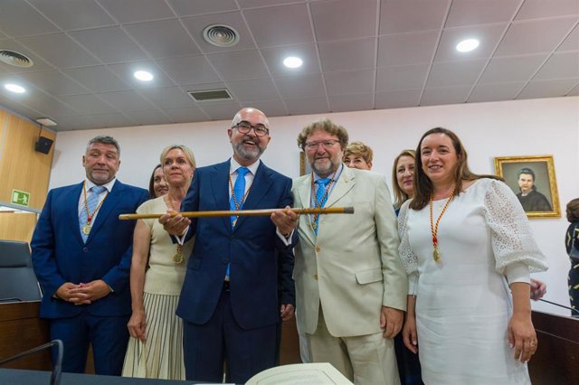 El nuevo alcalde del PP en Sant Josep (Ibiza),  Vicent Roig, posa con parte de su nuevo equipo de gobierno, tras la constitución del Ayuntamiento.