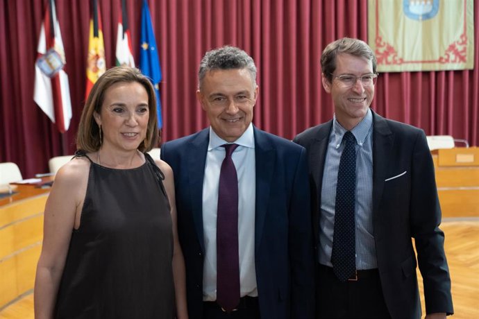 (I-D) La portavoz del Partido Popular en el Congreso, Cuca Gamarra; el alcalde entrante de la ciudad, Conrado Escobar, y el líder del PP en La Rioja, Gonzalo Capellán