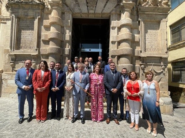 Foto de famiia tras la sesión de investidura