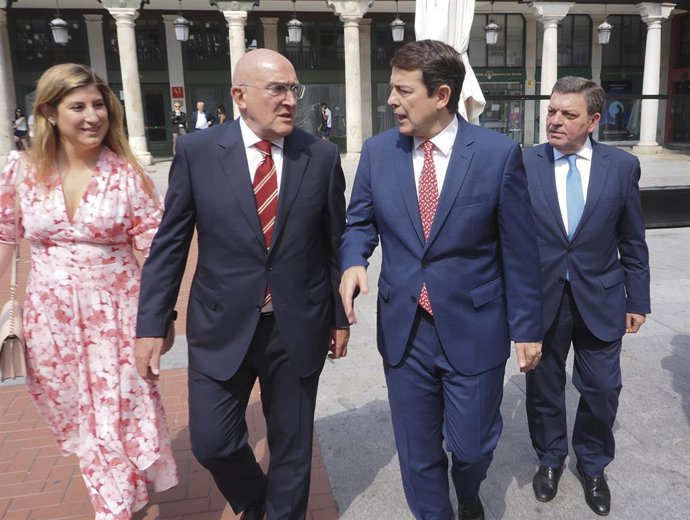 (I-D) Raquel Alonso, Delegada de la Junta de Castilla-León en Valladolid, Jesús Julio Carnero, alcalde entrante de Valladolid, Alfonso Fernández Mañueco