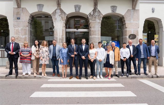 En el centro de la foto, el alcalde de Astillero, Javier Fernández Soberón (Cs), con el bastón de mando tras su reelección como regidor, junto al resto de integrantes de la nueva Corporación Municipal