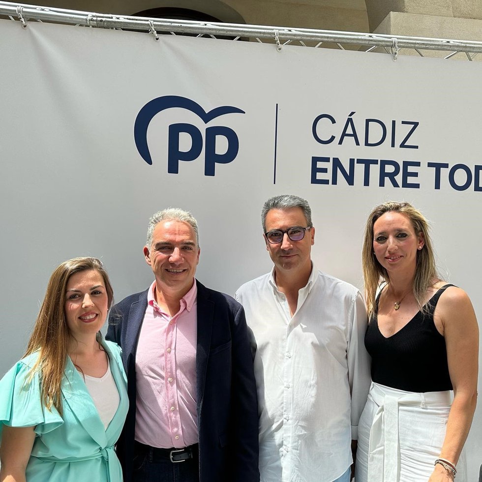 Los tres ediles del PP en Medina Sidonia, junto al coordinador general del PP, Elías Bendodo, en una foto de archivo