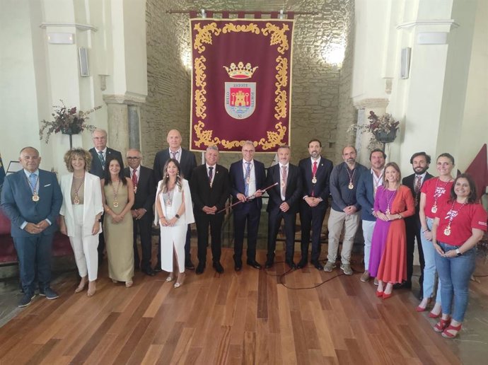 Pleno de investidura en Tarifa, donde el candidato del PP, José Antonio Santos Perea, ha sido proclamado alcalde tras un acuerdo de gobierno con Nuevos Aires Tarifa