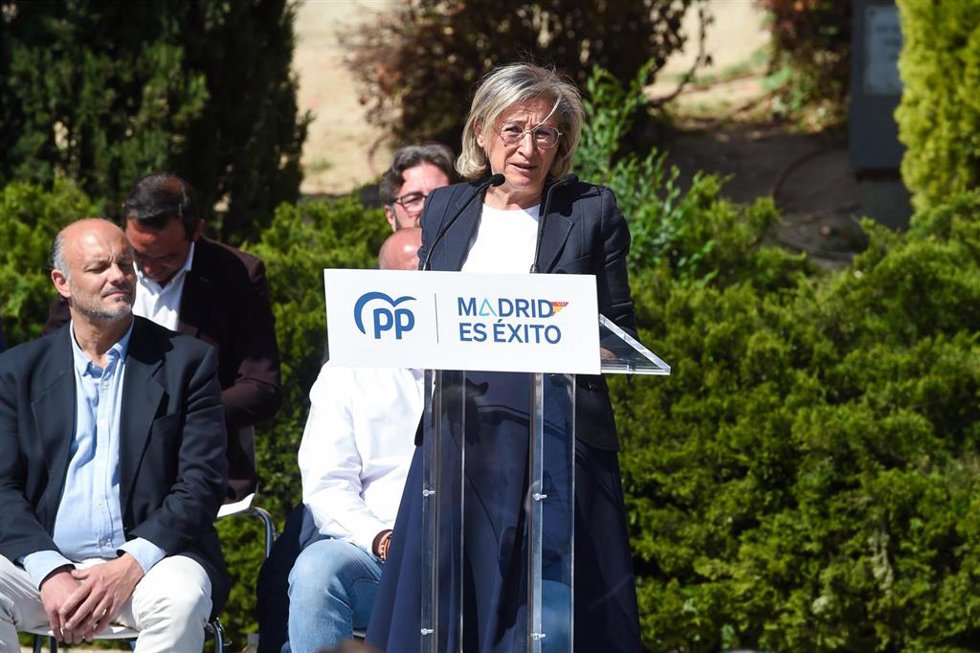 Archivo - La alcaldesa de Aranjuez, María José Martínez de la Fuente, interviene en un acto de precampaña del PP, en la plaza de la Comunidad de Madrid, a 15 de abril de 2023, en Leganés, Madrid (España). 