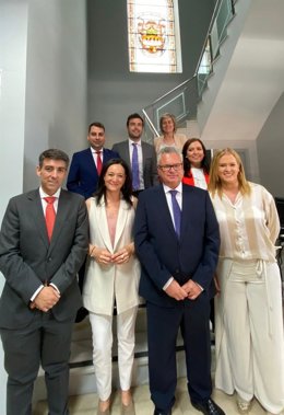 La secretaria general del PSOE de Córdoba y número dos en la lista para el Congreso en las Elecciones Generales del día 23 de julio, Rafi Crespín, con representantes del PSOE en la constitución del Ayuntamiento de Puente Genil.