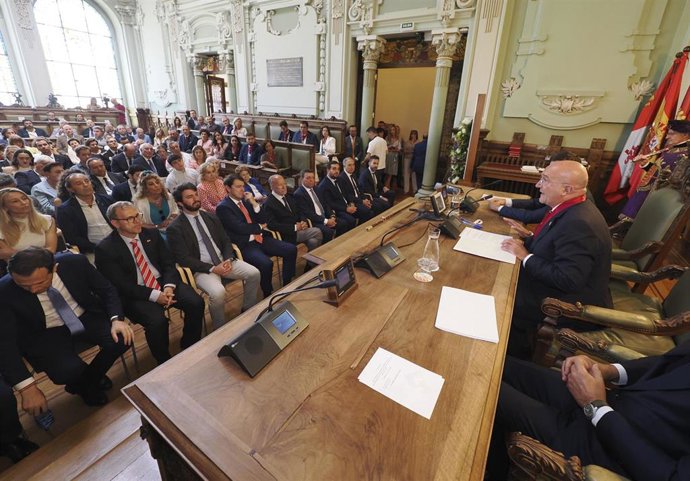 Jesús Julio Carnero (d), alcalde entrante de Valladolid, durante la sesión de constitución del Ayuntamiento de Valladolid.