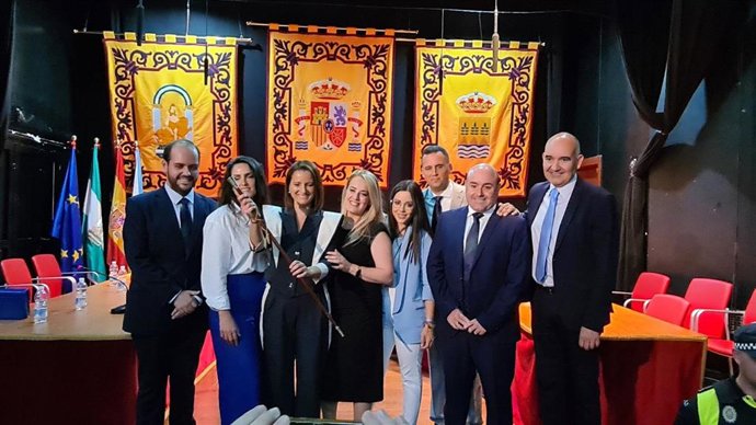 La alcaldesa de Albox (Almería), María del Mar Alfonso (PP), junto a su equipo.