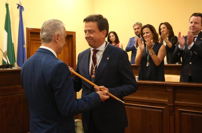 Archivo - Juan Pérez (PSOE) cede el bastón de mando a Aurelio Fernández (PP) al frente de la Alcaldía de Lucena.