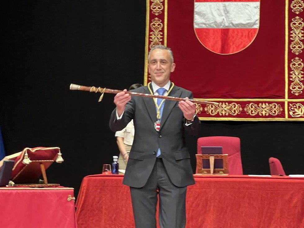 Miguel Ángel Ruiz, primer alcalde de PP en Puertollano, recibe la vara de mando prometiendo "honradez y transparencia"