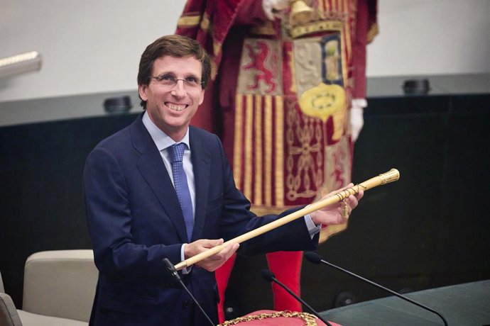 El alcalde de Madrid, José Luis Martínez-Almeida (PP), muestra el bastón de mando en la sesión de constitución del Ayuntamiento de Madrid, a 17 de junio de 2023, en Madrid (España).