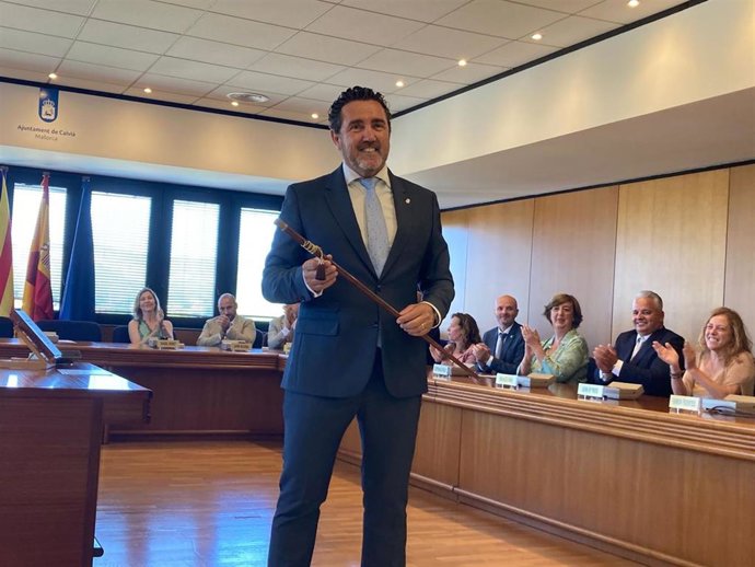 El nuevo alcalde de Calvi, Juan Antonio Amengual, en el acto de su investidura.
