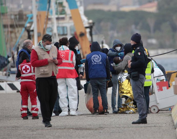 Archivo - March 11, 2023, REGGIO CALABRIA: Social and health workers carry out the disembarkation operations of the first migrants in the port in Reggio Calabria, Italy, 11 March 2023. The first migrants who disembark from the Diciotti ship o Guardia Co
