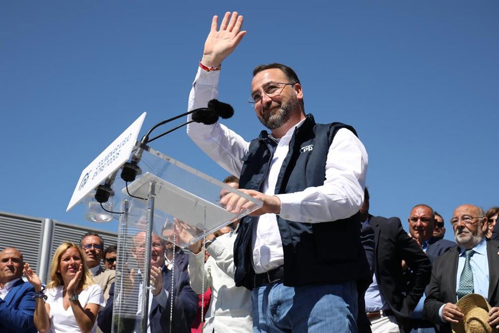 Archivo - El candidato del PP a la Alcaldía de Colmenar Viejo, Carlos Blázquez, saluda durante un acto de precampaña del PP, para presentar a los candidatos a la alcaldías de la zona norte, en el Parque El Mirador, a 22 de abril de 2023, en Colmenar Vie