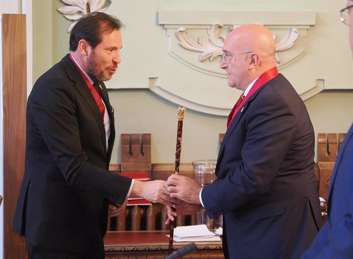 El nuevo alcalde de Valladolid, el 'popular' Jesús Julio Carnero, recibe el bastón de mando de la ciudad de manos del ya exalcalde Óscar Puente (PSOE).