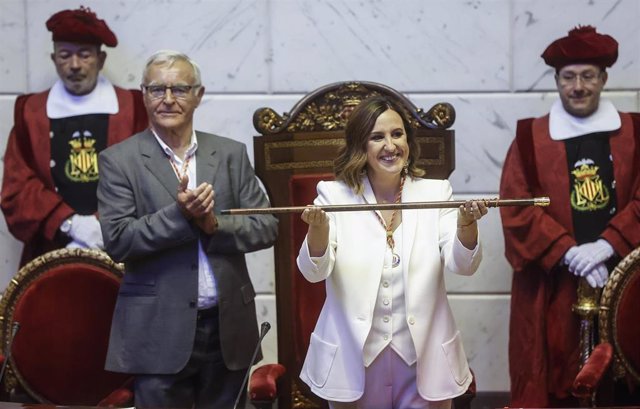El alcalde saliente de Valencia, Joan Ribó (Compromís), entrega el bastón de mando a la alcaldesa entrante de la ciudad, María José Catalá (PP).