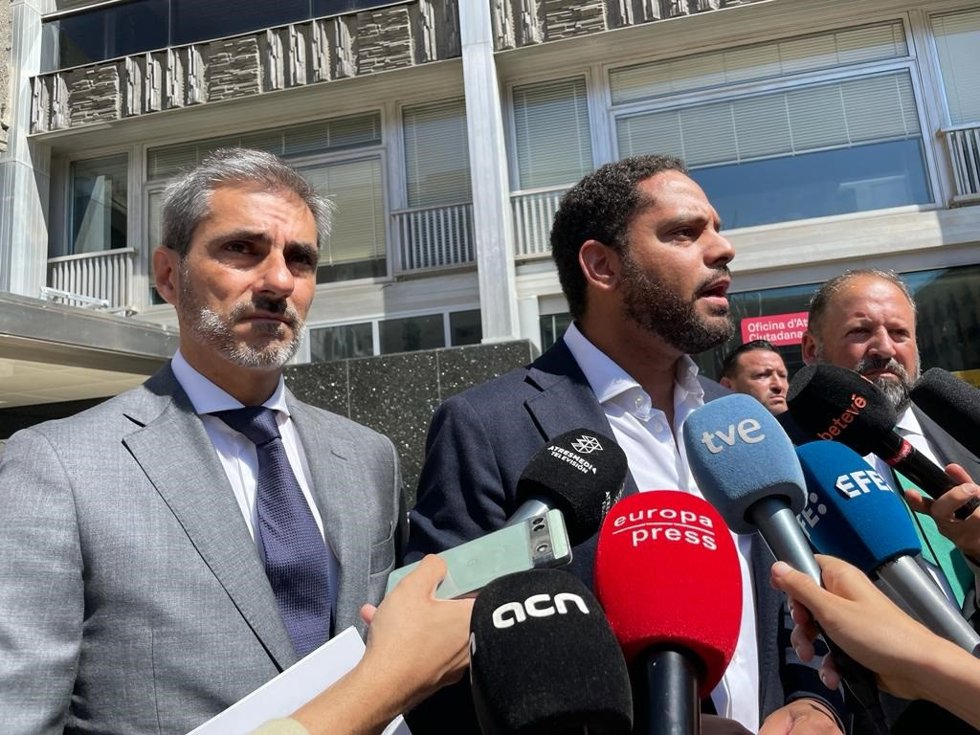 El secretario general de Vox y portavoz del partido en el Parlament, Ignacio Garriga, junto a los candidatos de la formación en Barcelona, Gonzalo de Oro Pulido y Liberto Senderos.