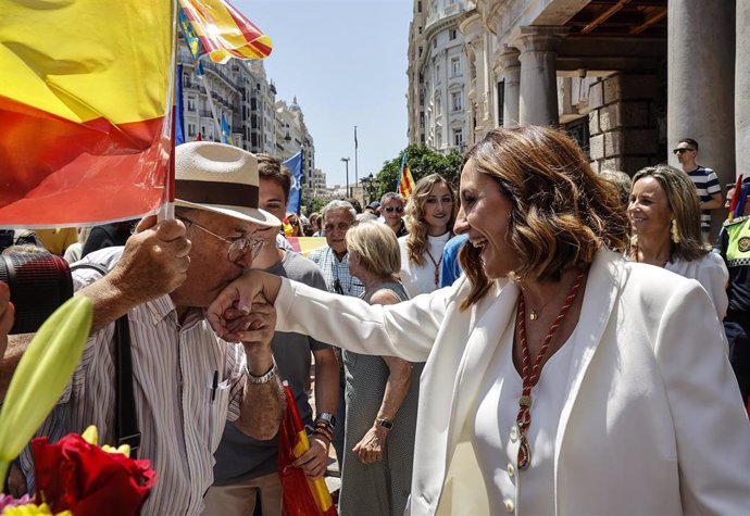 La alcaldesa entrante de la ciudad, María José Catalá (PP), saluda a simpatizantes tras la sesión de constitución del Ayuntamiento de Valencia