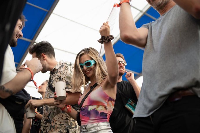 Varias personas bailan el día en que arranca una nueva edición de Sónar de Día, en la Fira de Barcelona Montjuc