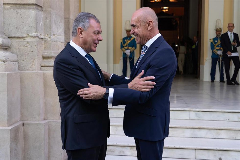 El nuevo alcalde de Sevilla, José Luis Sanz (i) y el alcalde saliente, Antonio Muñoz (d)  se saludan antes del comienzo del acto