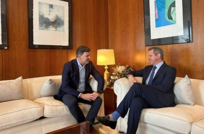 El ministro de Sanidad, José Miñones, con el eurodiputado Nicolás González Casares, miembro de la subcomisión de Salud Pública del Parlamento Europeo.