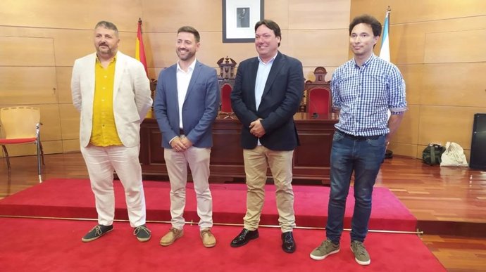 O alcalde electo de Cambados, Samuel Lago (PSOE), segundo pola esquerda, xunto aos portavoces de BNG, Somos Cambados e Cambados Pode.