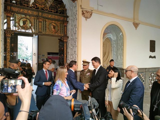 Llegada de Juanma Moreno al pleno de investidura de Marifrán Carazo, que le acompaña en la imagen con las autoridades, como alcaldesa de Granada