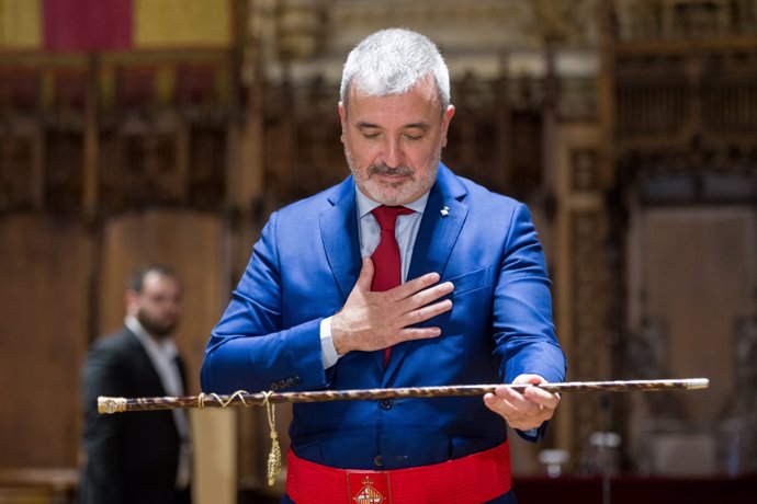 El nuevo alcalde de Barcelona, Jaume Collboni, recibe la vara tras ser investido con los votos de BComú y del PP.