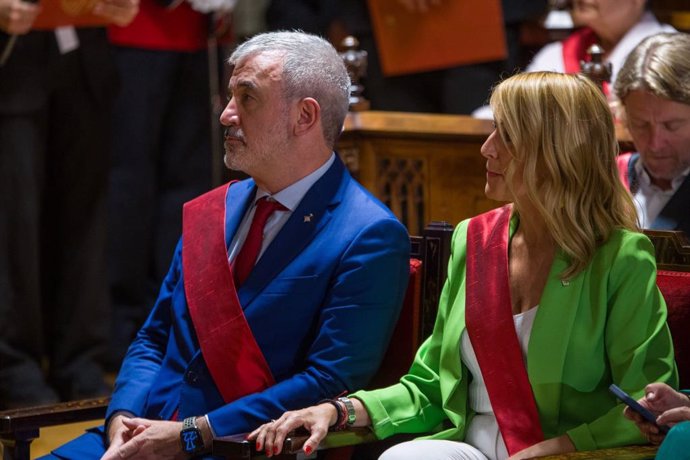 El nou alcalde de Barcelona, Jaume Collboni, al costat de la regidor Maria Eugnia Gai, en el ple d'investidura a l'Ajuntament.