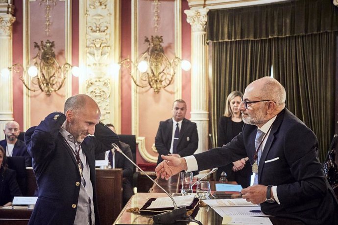 Jácome y Paco Rodríguez (PSOE) durante la sesión de constitución del Ayuntamiento. 