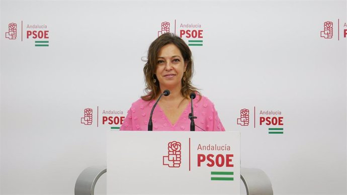 Archivo - La parlamentaria andaluza del PSOE por Córdoba, Isabel Ambrosio, en la sede de su partido.