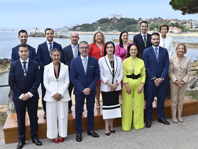 Foto de familia del equipo de gobierno del PP en el Ayuntamiento de Santander, el principal municipio con mayoía absoluta de este partido.