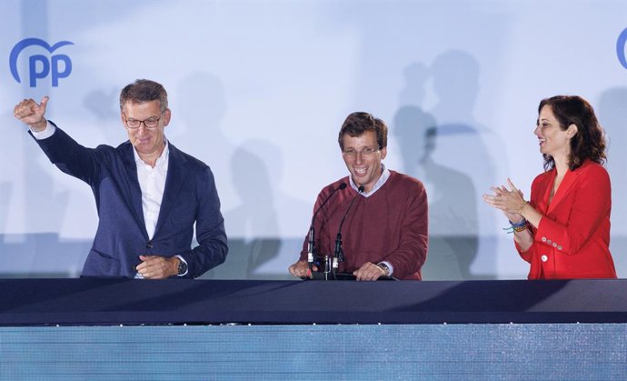(I-D) El líder del Partido Popular, Alberto Núñez Feijóo; el alcalde de Madrid y candidato a la reelección, José Luis Martínez-Almeida, y la presidenta de la Comunidad de Madrid y candidata a la reelección, Isabel Díaz Ayuso, celebran la victoria del pa